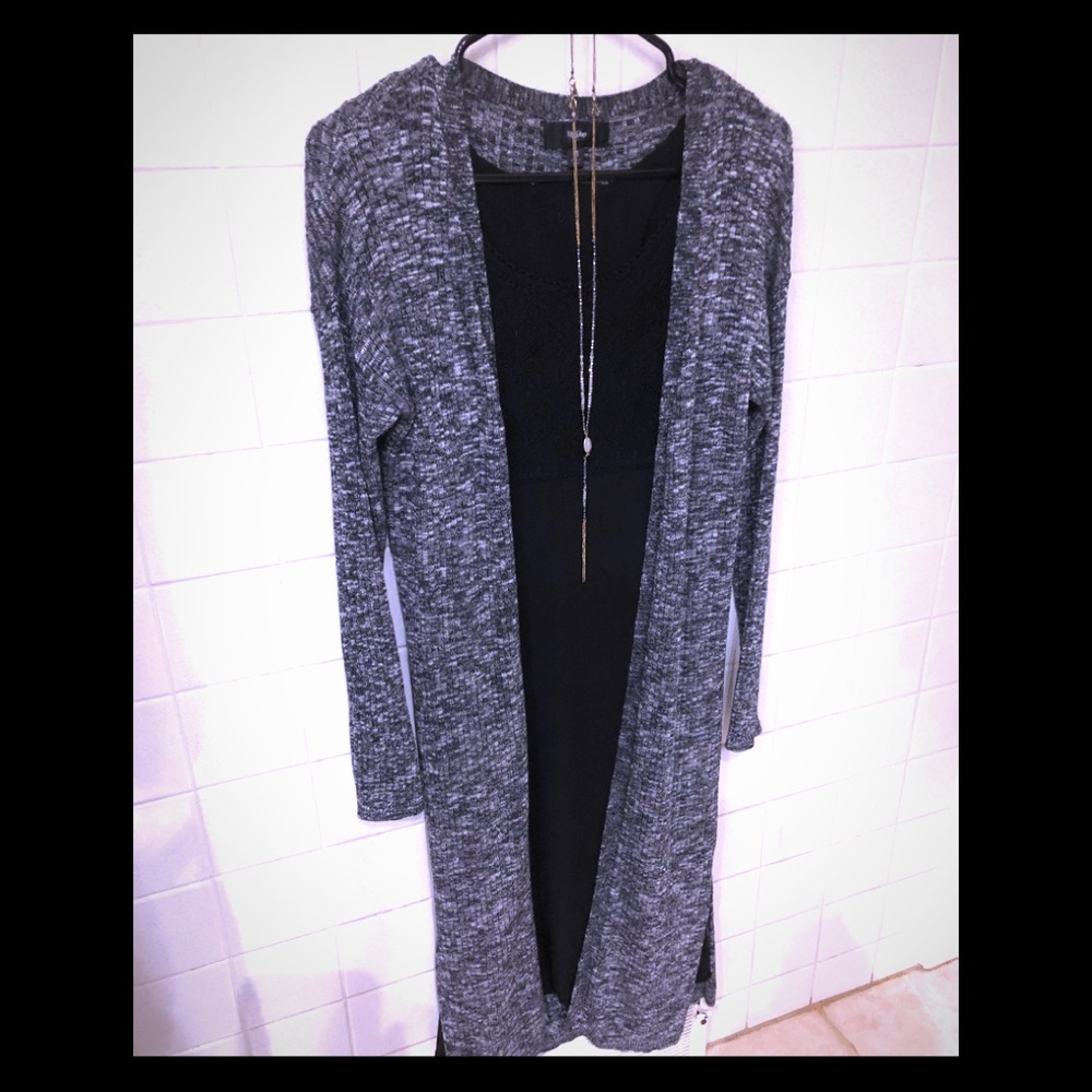 🌺SALE 2/$12 3/$15 Long black/white Cardi Medium